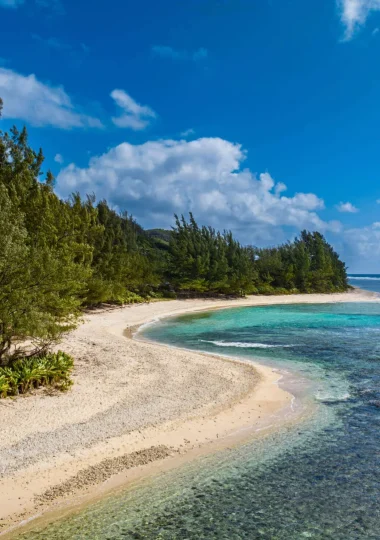 Vue sur une plage de Rurutu ©Michael Runkel